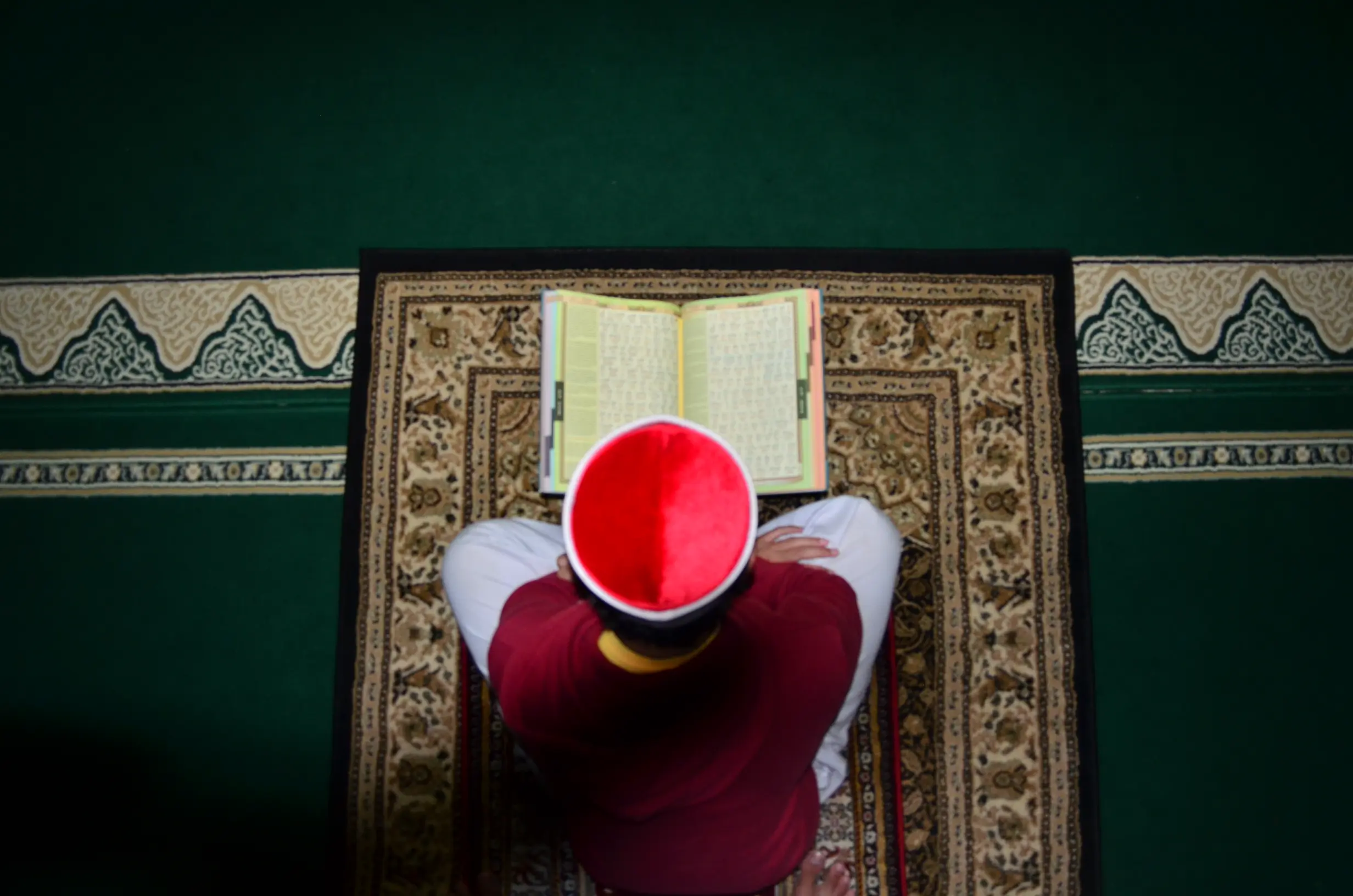 muslim-Dhikr-contemplating-god-islam-Al-Quran-1608358-pxhere.com